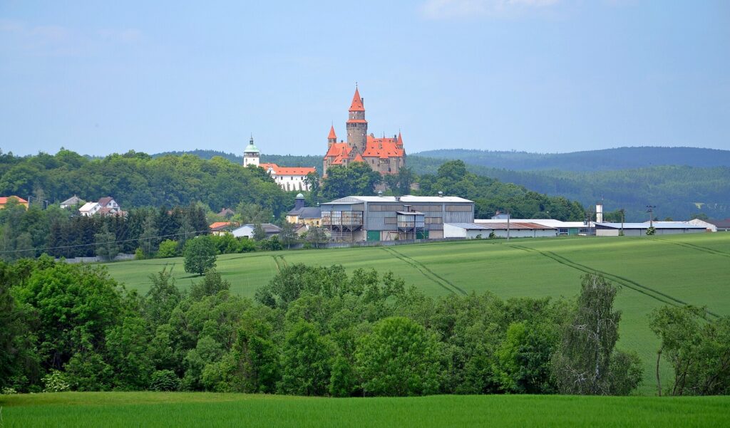 Javoříčské jeskyně a hrad Bouzov