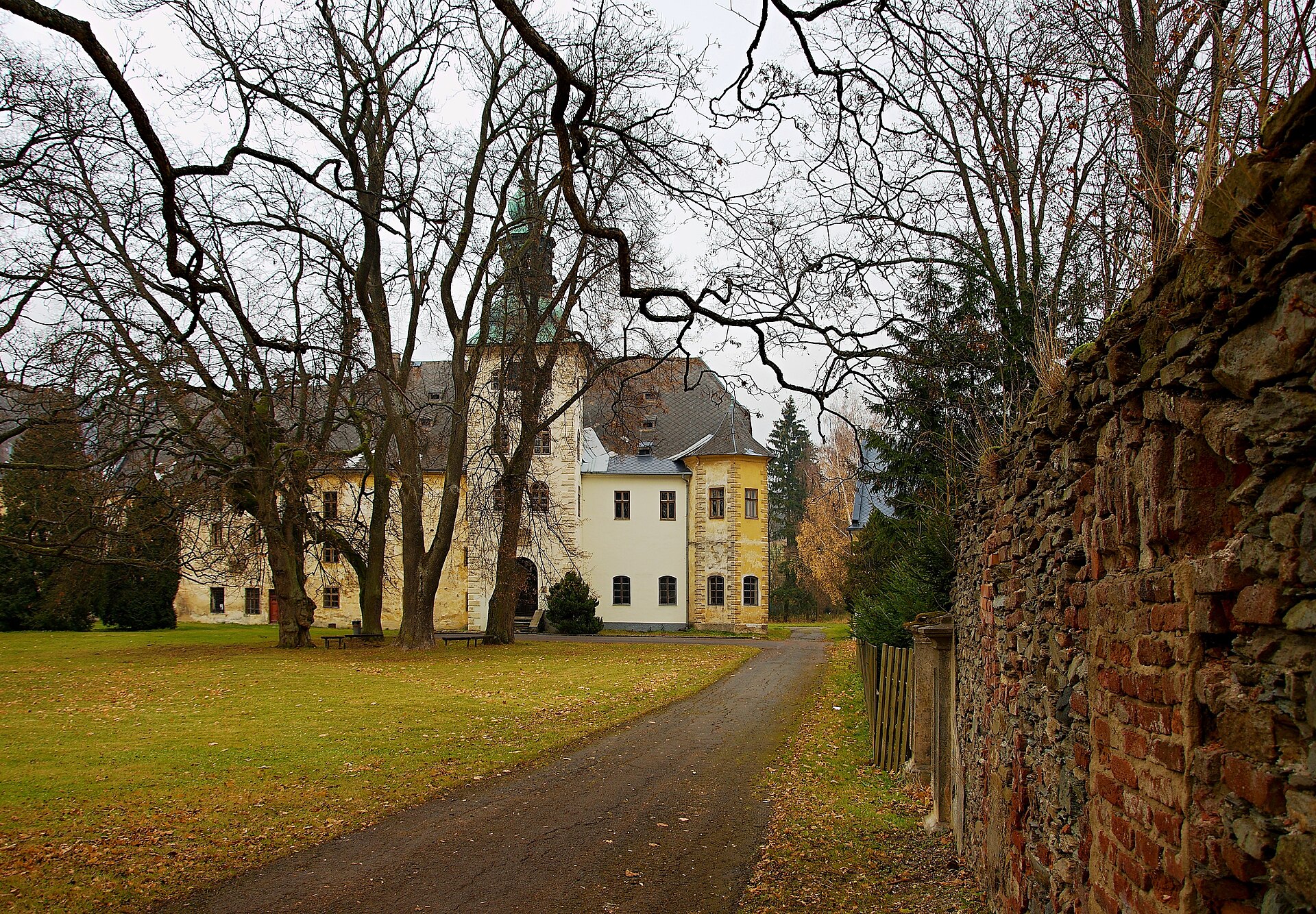 Rýmařov: Stadtmuseum, Kapelle V Lipkách und Schloss Janovice